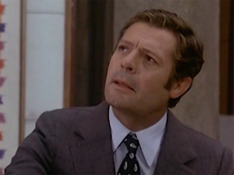 Marcello Mastroianni interpreta Giuseppe Montesano, alias Commissario Santamaria, nel film La Donna della Domenica.