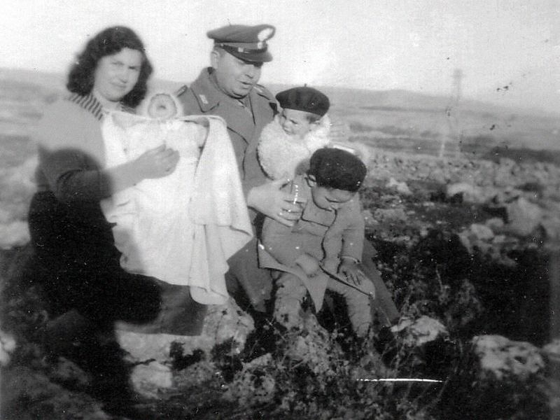 Rignano Garganico, 1949, da destra, il M.llo Pascolla con i due figli Giuseppe e Gianni; la moglie Pina con la figlia in fasce Filomena.
