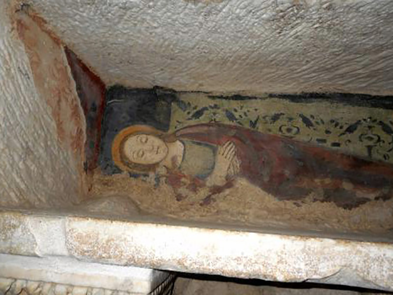 Il Sarcofago (vuoto) di Santa Vittoria ubicato lungo una parete perimetrale nella Chiesa di San Donato a Civita di Bagnoregio.