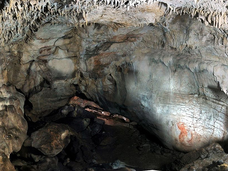 La saletta delle pitture parietali di Grotta Paglicci: in primo piano il cavallo verticale in ocra rossa.